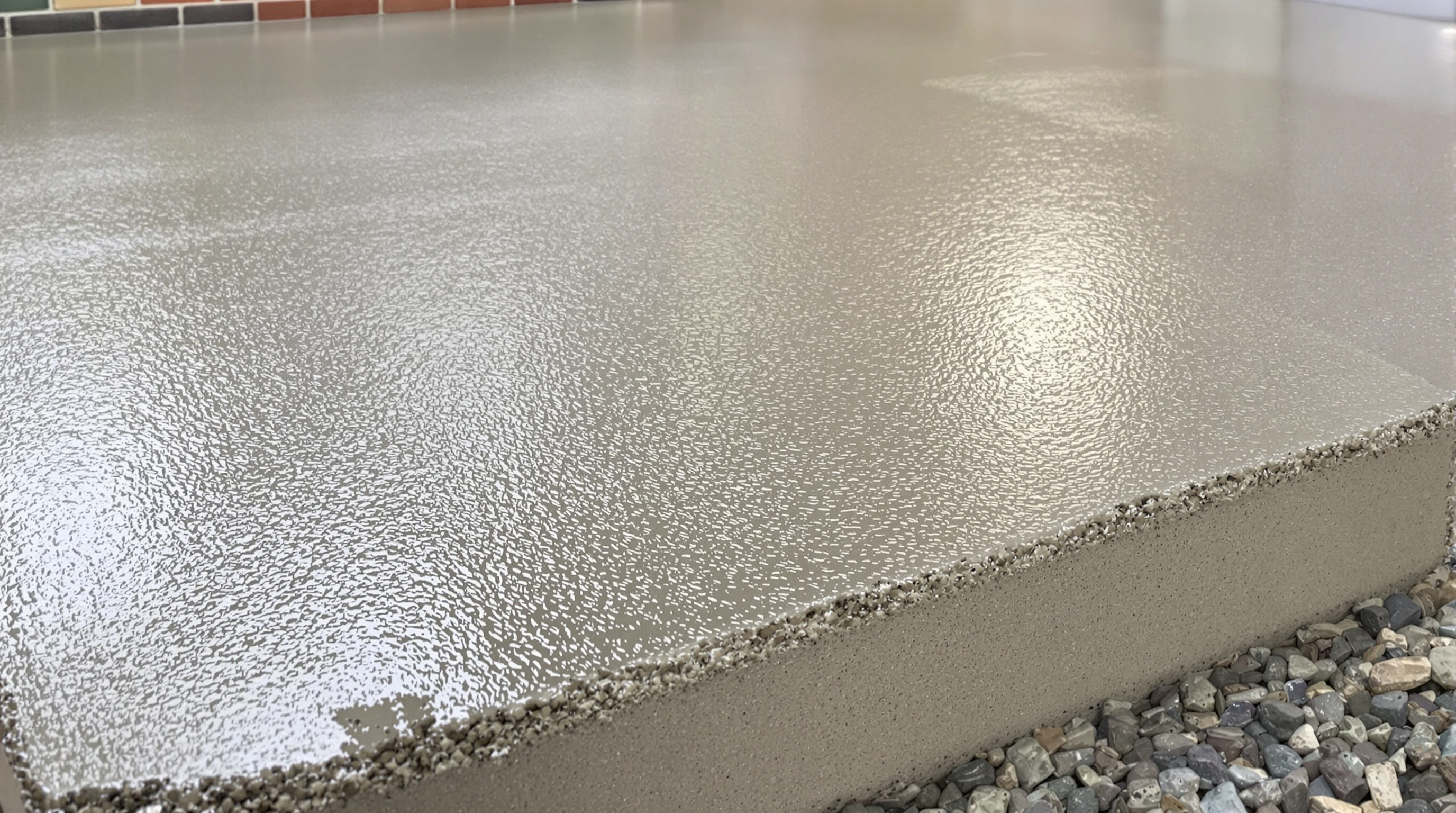 Dalle en béton fraîchement coulée et talochée, surface brillante et humide.