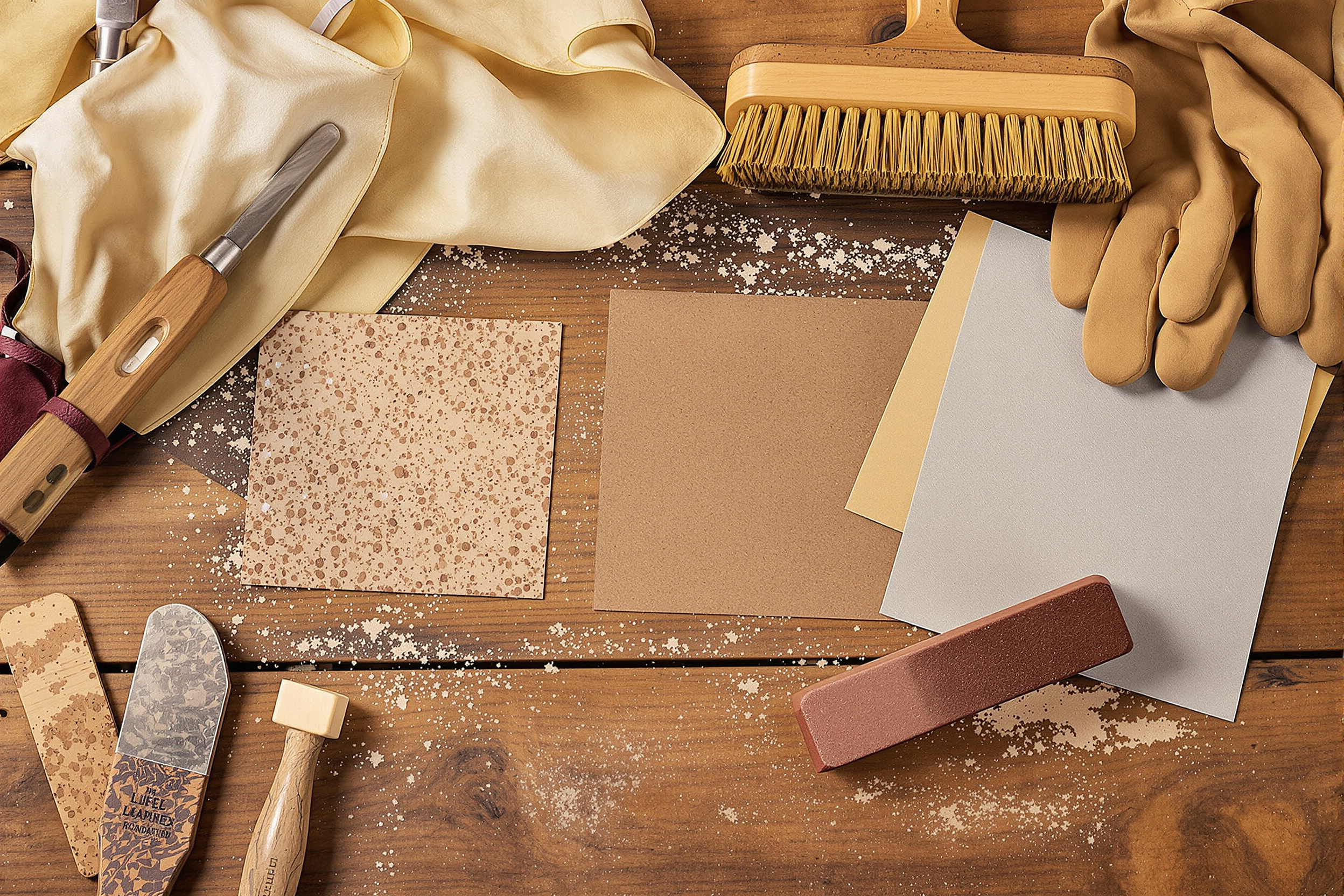 Outils essentiels pour poncer un meuble artisanat établi