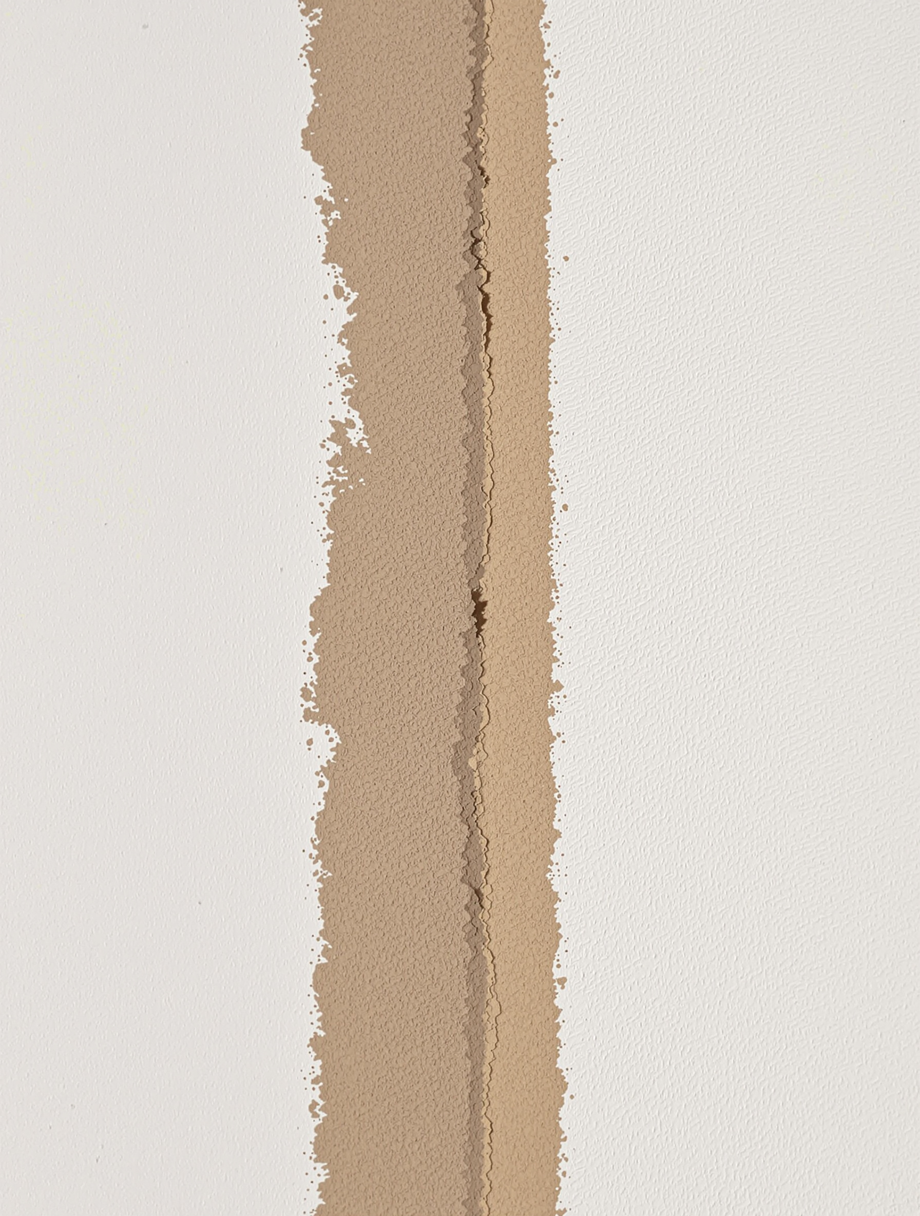 Réparation d’une bande de placo trop poncée : à gauche, papier cartonné visible ; à droite, enduit de lissage parfaitement appliqué.