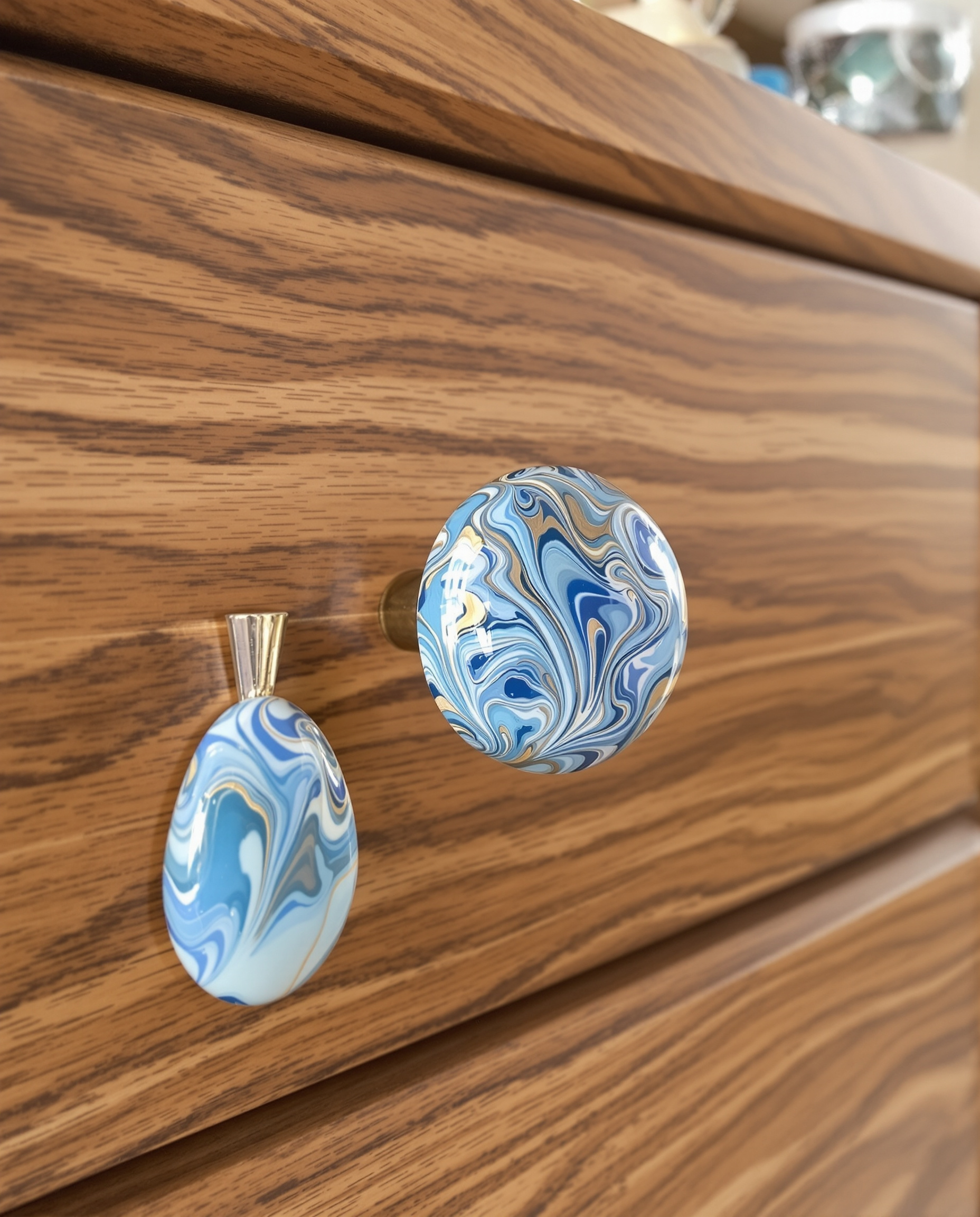 Poignée de meuble customisée pâte fimo effet marbre bleu or patère galet